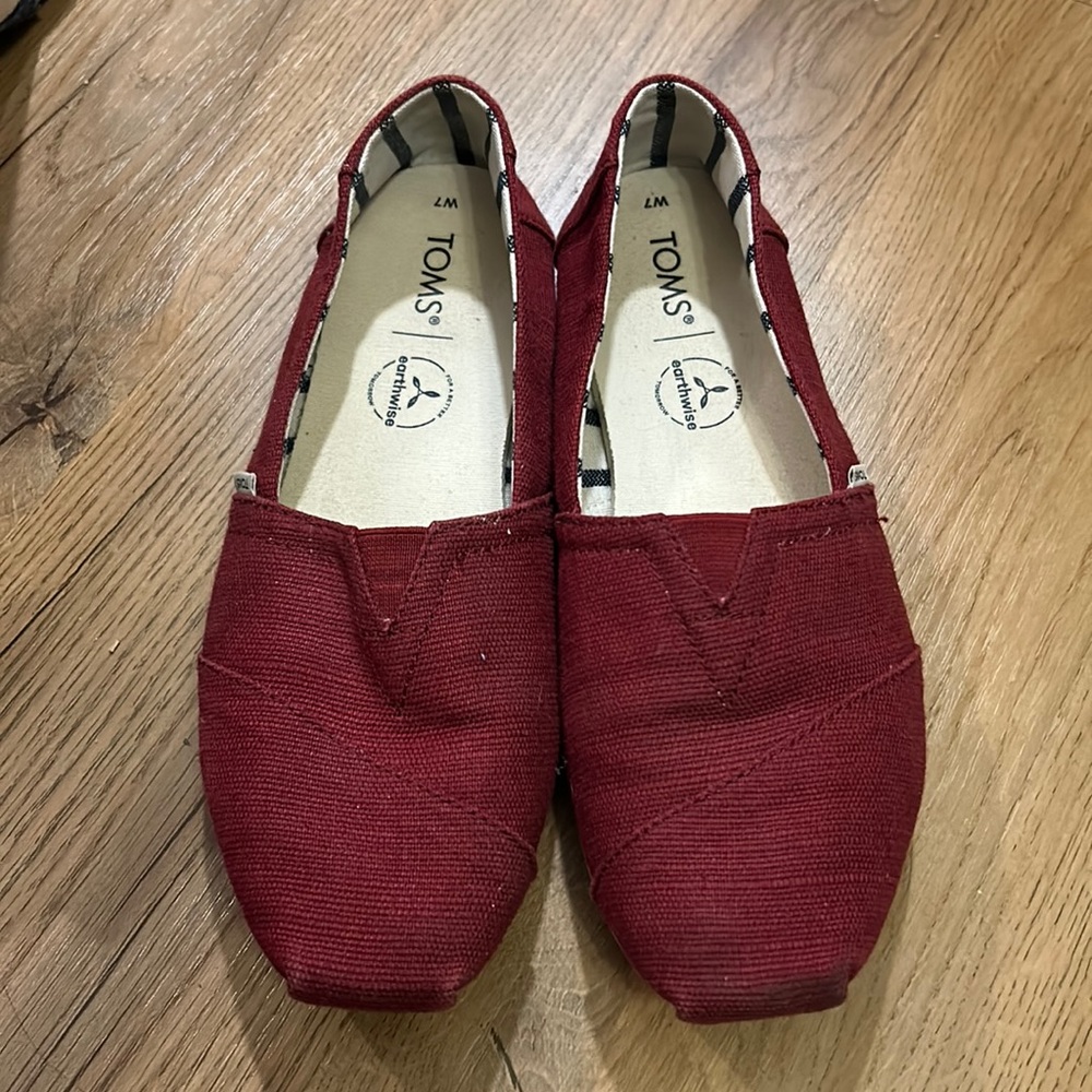 Toms burgundy shoes